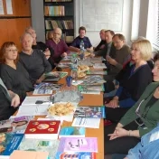 • Skupina 15 nórskych prekladateľov na Ústave rusínskeho jazyka a kultúry Prešovskej univerzity 25. októbra 2010 na čele s vedúcou skupiny E. Doboš (druhá sprava) a predsedníčkou Zväzu nórskych prekladateľov C. Winger.   • Ґрупа 15 норьскых перекладателїв на Інштітутї русиньского языка і културы Пряшівской універзіты 25. oктобра 2010 на челї з їх ведучов E. Добош (друга справа) і председкынёв Союзу норьскых перекладателїв С. Вінґер (перша злїва).