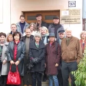 • Po prijatí na ÚRJK PU v Prešove sa na pamiatku sfotografovali nórski prekladatelia so svojou vedúcou E. Doboš (tretia zľava), asistentkou ústavu A. Blichovou (prvá zľava),  prekladateľkou z anglického jazyka do slovenského a naopak E. Eddy (druhá zľava) a riaditeľkou ústavu A. Pliškovou  (piata zľava).      • Пo приятю на ІРЯК ПУ в Пряшові на памятку ся сфотоґрафовали норьскы перекладателї зо своёв ведучов E. Добош (третя злїва), aсістентков інштітуту A.