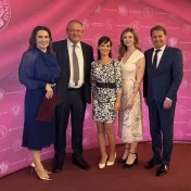 doc. Jenčová, dekan FMEO prof. Ing. Dr. Štefko, Ph.D., doc. Vašaničová, Mgr. Melnyk a JUDr. Pavol Matija počas Slávnostného otvorenia akademického roka 2025/2026 (v roku 2025) doc. Jenčová, dekan FMEO prof. Ing. Dr. Štefko, Ph.D., doc. Vašaničová, Mgr. Melnyk a JUDr. Pavol Matija počas Slávnostného otvorenia akademického roka 2025/2026 (v roku 2025)