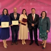 doc. Jenčová, Dr. Rigelský, Mgr. Kormaníková, rektor PU v Prešove Dr. h. c. prof. PhDr. Peter Kónya, PhD. a doc. Šenková počas Slávnostného otvorenia akademického roka 2025/2026 (v roku 2025) doc. Jenčová, Dr. Rigelský, Mgr. Kormaníková, rektor PU v Prešove Dr. h. c. prof. PhDr. Peter Kónya, PhD. a doc. Šenková počas Slávnostného otvorenia akademického roka 2025/2026 (v roku 2025)