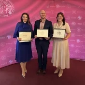 doc. Jenčová, Dr. Rigelský a Mgr. Kormaníková s Cenami rektora udelenými počas Slávnostného otvorenia akademického roka 2025/2026 (v roku 2025) doc. Jenčová, Dr. Rigelský a Mgr. Kormaníková s Cenami rektora udelenými počas Slávnostného otvorenia akademického roka 2025/2026 (v roku 2025)