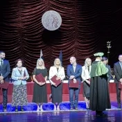 doc. Jenčová počas preberania Ceny rektora za ak. rok 2024/25 za najlepšiu katedrovú webstránku (v roku 2025) doc. Jenčová počas preberania Ceny rektora za ak. rok 2024/25 za najlepšiu katedrovú webstránku (v roku 2025)