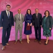 doc. Jenčová v rámci spolupráce so strednými odbornými školami a gymnáziami počas Slávnostného otvorenia akademického roka 2025/2026 (v roku 2025) doc. Jenčová v rámci spolupráce so strednými odbornými školami a gymnáziami počas Slávnostného otvorenia akademického roka 2025/2026 (v roku 2025)