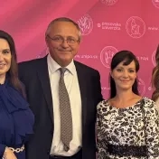 doc. Jenčová, dekan FMEO prof. Ing. Dr. Štefko, Ph.D., doc. Vašaničová a Mgr. Melnyk počas Slávnostného otvorenia akademického roka 2025/2026 (v roku 2025) doc. Jenčová, dekan FMEO prof. Ing. Dr. Štefko, Ph.D., doc. Vašaničová a Mgr. Melnyk počas Slávnostného otvorenia akademického roka 2025/2026 (v roku 2025)