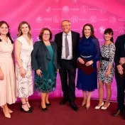Mgr. Kormaníková, Mgr. Melnyk, doc. Šenková, dekan FMEO prof. Ing. Dr. Štefko, Ph.D., doc. Jenčová, doc. Vašaničová a Dr. Rigelský počas Slávnostného otvorenia akademického roka 2025/2026 (v roku 2025) Mgr. Kormaníková, Mgr. Melnyk, doc. Šenková, dekan FMEO prof. Ing. Dr. Štefko, Ph.D., doc. Jenčová, doc. Vašaničová a Dr. Rigelský počas Slávnostného otvorenia akademického roka 2025/2026 (v roku 2025)