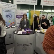 Mgr. Kateryna Melnyk počas veľtrhu vzdelávania Roadshow Kam na vysokú (v roku 2025)