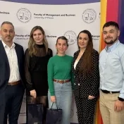 Mgr. Melnyk a doc. Jenčová počas prednášky spoločnosti KPMG (v roku 2025) Mgr. Melnyk a doc. Jenčová počas prednášky spoločnosti KPMG (v roku 2025)