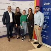 Mgr. Melnyk a doc. Jenčová počas prednášky spoločnosti KPMG (v roku 2025) Mgr. Melnyk a doc. Jenčová počas prednášky spoločnosti KPMG (v roku 2025)