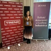 Dr. Košíková počas konferencie Investičné trendy 2025 v Bratislave (v roku 2025) Dr. Košíková počas konferencie Investičné trendy 2025 v Bratislave (v roku 2025)