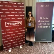 Dr. Košíková počas konferencie Investičné trendy 2025 v Bratislave (v roku 2025) Dr. Košíková počas konferencie Investičné trendy 2025 v Bratislave (v roku 2025)