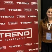 Dr. Košíková počas konferencie Investičné trendy 2025 v Bratislave (v roku 2025) Dr. Košíková počas konferencie Investičné trendy 2025 v Bratislave (v roku 2025)