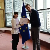 Mgr. I. Šaffová, MBA preberá certifikát