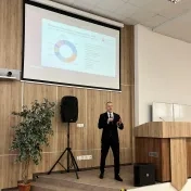 Prednáška spoločnosti Partners, Michal Kozák - generálny riaditeľ (v roku 2025) Prednáška spoločnosti Partners, Michal Kozák - generálny riaditeľ (v roku 2025)