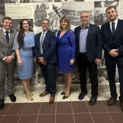 doc. Ing. Pavol Ďurana, PhD., doc. Ing. Sylvia Jenčová, PhD., prof. Ing. Hussam Mussa, PhD., doc. Ing. Katarína Valašková, PhD., doc. Ing. Radovan Savov, PhD. Ing. a Marek Nagy, PhD. počas 25. výročia založenia Katedry ekonomiky FPEDAS Žilinskej univerzity v Žiline (v roku 2025) doc. Ing. Pavol Ďurana, PhD., doc. Ing. Sylvia Jenčová, PhD., prof. Ing. Hussam Mussa, PhD., doc. Ing. Katarína Valašková, PhD., doc. Ing. Radovan Savov, PhD. Ing. a Marek Nagy, PhD. počas 25. výročia založenia Katedry ekonomiky FPEDAS Žilinskej univerzity v Žiline (v roku 2025)