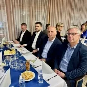 prof. PhDr. Radovan Bačík, PhD., MBA, LL.M., doc. Mgr. Richard Fedorko, PhD. a doc. Ing. Radovan Savov, PhD. počas 25. výročia založenia Katedry ekonomiky FPEDAS Žilinskej univerzity v Žiline (v roku 2025) prof. PhDr. Radovan Bačík, PhD., MBA, LL.M., doc. Mgr. Richard Fedorko, PhD. a doc. Ing. Radovan Savov, PhD. počas 25. výročia založenia Katedry ekonomiky FPEDAS Žilinskej univerzity v Žiline (v roku 2025)