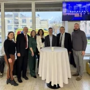 Mgr. Martina Košíková, PhD., prof. Ing. Peter Adamišin, PhD., doc. Ing. Sylvia Jenčová, PhD., doc. Ing. Alexandra Chapčáková, PhD., prof. Ing. Dr. Róbert Štefko, Ph.D., Ing. Jaroslav Korečko, PhD. a Tibor Radačovský (AmCham Slovakia/GlobalLogic) počas konferencie GradeUp (v roku 2025)