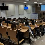 Mgr. Vladimír Dufala počas prednášky "Projektový manažment v praxi“ (v roku 2025)