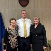 Dr. Vravec a doc. Šofranková pri príležitosti udelenia Ďakovného listu rektorom PU v Prešove (v roku 2025)