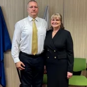 Dr. Vravec a doc. Šofranková pri príležitosti udelenia Ďakovného listu rektorom PU v Prešove (v roku 2025)