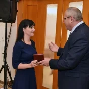 doc. Vašaničová počas udelenia Ceny dekana za publikačnú činnosť v spoločenských vedách za rok 2025 (v roku 2025)