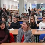 doc. Vašaničová a Dr. Miškufová počas semináru "Využite naplno e-zdroje a [AI] nástroje na podporu štúdia vedeckej práce" (v roku 2025)