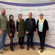 Dr. Korečko, doc. Vašaničová, Dr. Miškufová, doc. Šofranková a Ing. Rastislav Miščík (riaditeľ firemného centra pobočky VÚB v Košiciach) počas prednášky Inovácie a digitalizácia v bankovníctve - smerovanie VÚB banky v ére AI (v roku 2025)