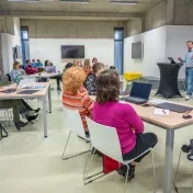 doc. Jenčová a Dr. Košíková počas workshopu "Využitie umelej inteligencie vo výučbe" (v roku 2025)