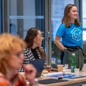 doc. Jenčová a Dr. Košíková počas workshopu "Využitie umelej inteligencie vo výučbe" (v roku 2025)