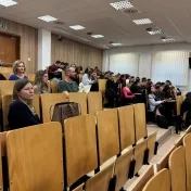 doc. Šofranková, Dr. Matijová, Dr. Korečko, Dr. Miškufová a Mgr. Melnyk počas prednášky spoločnosti KPMG na tému "Projektový manažment" (v roku 2025)