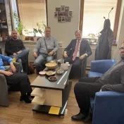 Členovia KFUMM a Ing. Lukáš Nemergut (spoločnosť Partners Group) po prednáške z praxe na tému "Finančné zdroje a financovanie podniku" (v roku 2026)