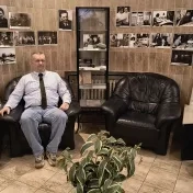 Dr. Vravec počas nahrávania rozhlasových relácií pre STVR - Regina Východ na témy z oblasti financií (v roku 2026)