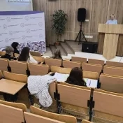 Dr. Jusková so študentmi FMEO počas odborného workshopu Deň zúčtovania daní sa blíži (v roku 2026)