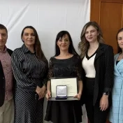 Dr. Letkovský, doc. Jenčová, doc. Vašaničová, Mgr. Melnyk a Dr. Košíková na slávnostnom zhromaždení Akademickej obce Prešovskej univerzity v Prešove pri príležitosti Dňa učiteľov (v roku 2026)