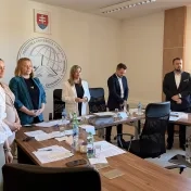 Dr. Košíková a Dr. Bačinský počas štátnych skúšok v anglickom jazyku v akademickom roku 2025/2026 (v roku 2026)