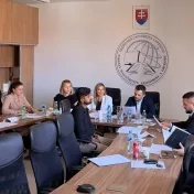 Dr. Košíková a Dr. Bačinský počas štátnych skúšok v anglickom jazyku v akademickom roku 2025/2026 (v roku 2026)