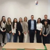 Mgr. Melnyk počas prednášky „Global trends in the energy sector and energy transition - think globally, act locally“ (v roku 2026)