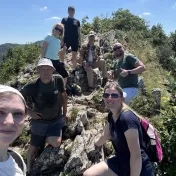 Členovia KFUMM na turistike počas oslavy životného jubilea Dr. Petrušku (v roku 2026)