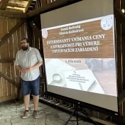 Dr. Bačinský počas workshopu "Predikcia rozvoja a konkurencieschopnosti v cestovnom ruchu" na Hrade Šariš (v roku 2026)