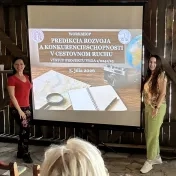 doc. Vašaničová a doc. Jenčová počas workshopu "Predikcia rozvoja a konkurencieschopnosti v cestovnom ruchu" na Hrade Šariš (v roku 2026)