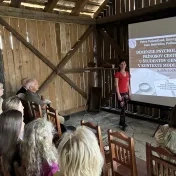 doc. Vašaničová počas workshopu "Predikcia rozvoja a konkurencieschopnosti v cestovnom ruchu" na Hrade Šariš (v roku 2026)
