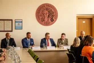 Prešovskú univerzitu navštívili zástupcovia vlády, diskutovali o bezpečnosti na akademickej pôde