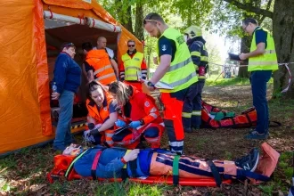 Budúci záchranári zasahovali pri simulovanej  dopravnej nehode