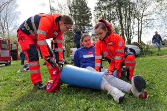 Budúci záchranári zasahovali pri simulovanej dopravnej nehode a hromadnej bitke