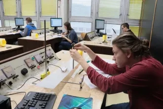 Na univerzite si zmerali sily  najlepší fyzikári stredných škôl