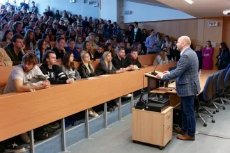 Poverený minister obrany  Naď diskutoval  so študentmi Prešovskej univerzity