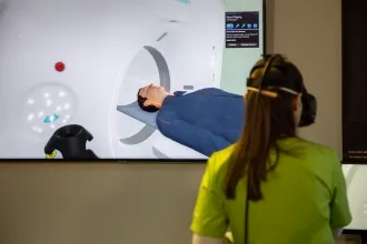 Vďaka unikátnemu prístroju budú študenti Fakulty zdravotníckych odborov simulovať CT vyšetrenie pacientov