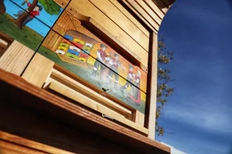 Do  univerzitnej včelnice pribudol slovinský úľ.  Univerzite ho venovala prezidentka SR