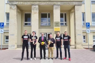 Volejbalisti s trofejami ďakovali za dlhodobú spoluprácu