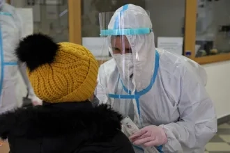 Univerzita testuje svojich zamestnancov pomocou vlastných zdravotníkov