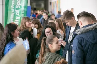 Univerzita opäť praskala vo švíkoch
